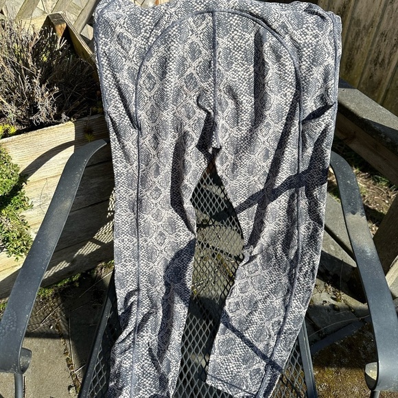 Xl Athleta snakeskin print, 7/8 length leggings w 2 small side pockets. EUC - Picture 8 of 11